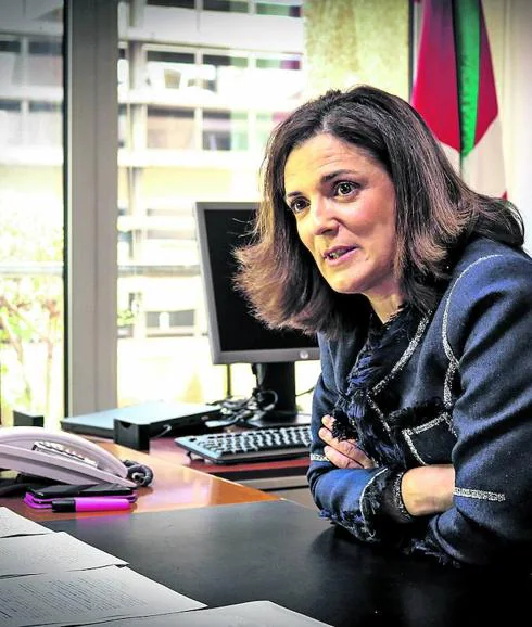La consejera de Empleo y Políticas Sociales, en su despacho en el Gobierno vasco.