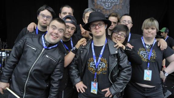 Parte de los componentes de Motxila 21 posan en el escenario del festival. 