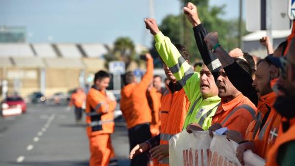 Los estibadores de Santurtzi sacaban la pancarta a primera hora de la mañana.