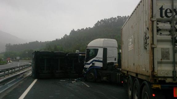 Un accidente entre dos camiones ha sido el motivo de las retenciones.