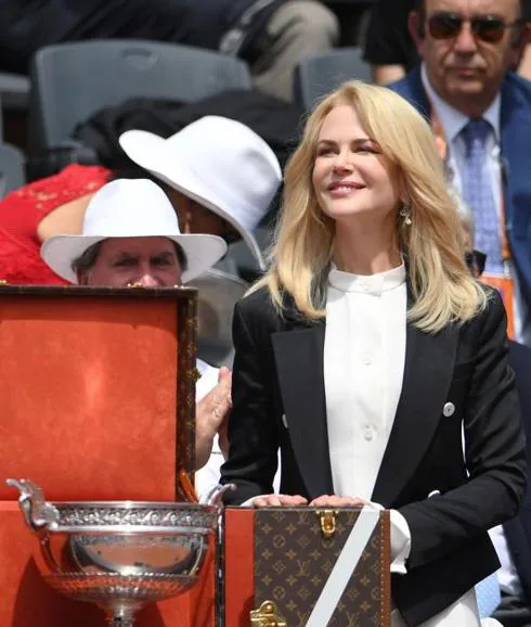 La actriz Nicole Kidman junto al trofeo de Roland Garros.