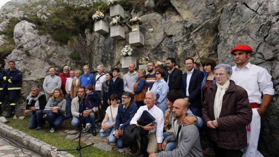 Participantes en el homenaje celebrado en el lugar del accidente.