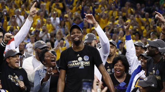 Kevin Durant celebra la victoria de su equipo.