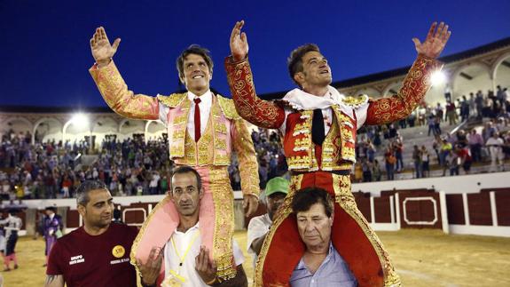 Los diestros Manuel Díaz 'El Cordobés' (izq.) y Julio Benitez 