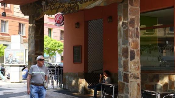 El bar Gredos está en la confluencia de Badaia y la plaza Aldabe.