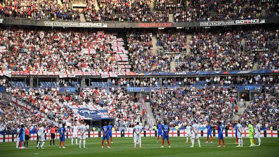 Las dos aficiones cantan juntas antes del partido. 