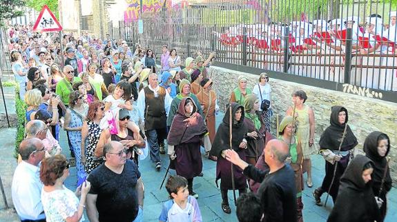 El público sigue a los dantzaris hasta la plaza del Palacio Escoriaza Esquivel, mientras el coro ameniza el recorrido desde las alturas. 