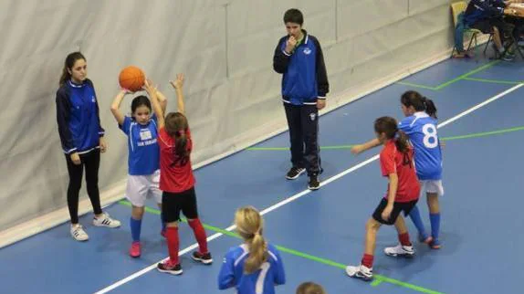 Niñas practican baloncesto en San Sebastián. 