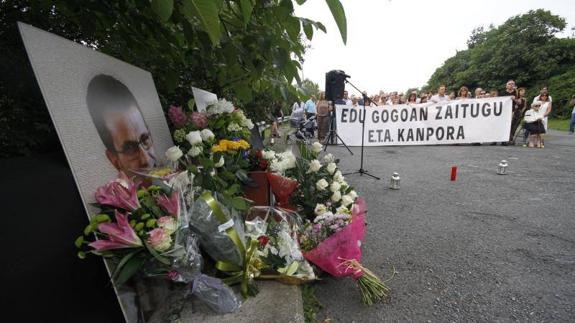 Familiares, amigos y políticos han realizado una ofrenda floral en el lugar donde fue asesinado Eduardo Puelles.