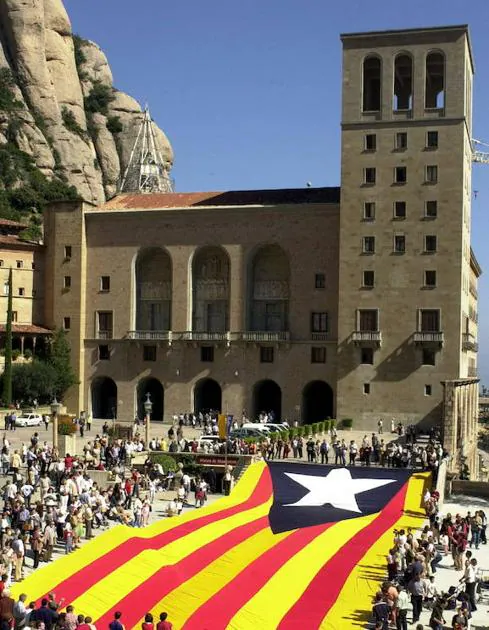 Independentistas despliegan una 'estelada' gigante en la abadía.