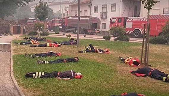 Los bomberos portugueses, exhaustos tras las interminables horas de lucha contra el fuego.