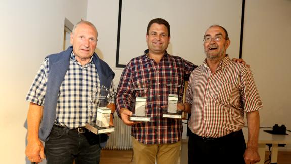 Agustín y Joseba Ostolaza posan junto a Jesús Bastida, de Leioako Euskal Kirol Zaleak.