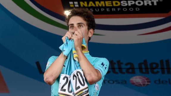 Fabio Aru celebra su victoria.