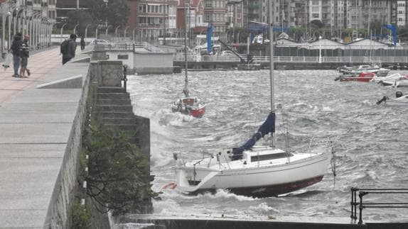 Dos veleros, a merced de las olas en Las Arenas.