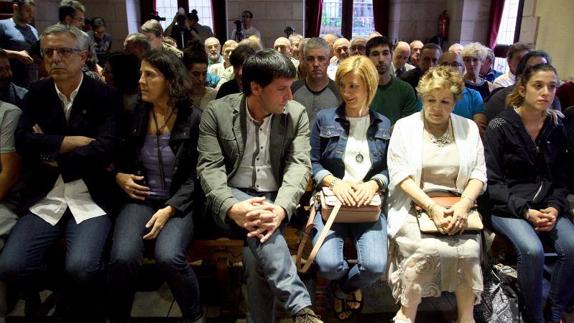 El alcalde de Errenteria, Julen Mendoza, habla con Naiara, hija de Manuel Zamarreño.