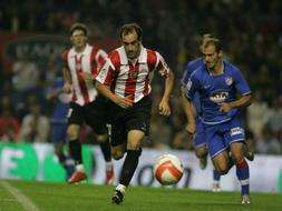 Etxeberria en una jugada del partido de ayer contra el Atlético de Madrid en San Mamés. /Archivo