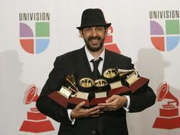 El dominicano Juan Luis Guerra posa con sus cinco premios. / Agencias