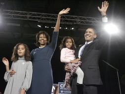 Obama, junto a su familia, celebra los resultados obtenidos. / AP
