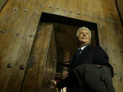 Ken Follett se ha msotrado encantado con Vitoria./ Igor Aizpuru y Nuria González