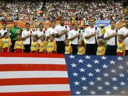 La selección estadounidense escucha el himno durante el Mundial de Fútbol de 2006./ Efe