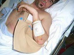 El joven, en la cama del hospital./ El Correo