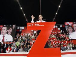 EN BARAKALDO. La presencia de José Luis Rodríguez Zapatero congregó a más de 8.000 personas en las instalaciones del Bilbao Exhibition Centre. / EFE | Vídeo: Atlas