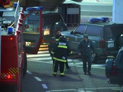 Unos guardias civiles cachean a un bombero en el aeropuerto de Loiu. /Jordi Alemany