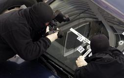 Miembros de las Fuerzas de Seguridad inspeccionan el lugar del atentado. / Fotos: Fernando Pérez