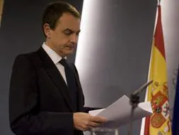 El presidente del Gobierno, José Luis Rodríguez Zapatero, en su comparecencia para condenar el atentado de Mondragón. /Agencias