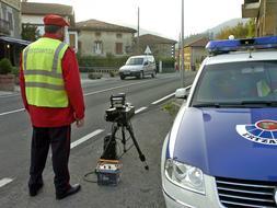 Tripode de radar instalado junto a un coche de la Ertzaintza durante un control de velocidad en Sopuerta./ Archivo