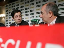 El presidente del Athletic, Fernando García Macua, junto al vicepresidente primero, Joseba Inchaurraga, en su comparecencia de hoy. /Ignacio Pérez
