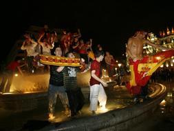 Varias decenas de aficionados bilbaínos se trasladaron a la fuente de la plaza de Moyua para celebrar el triunfo de España. / FERNANDO GÓMEZ | Vídeo: LUIS CALABOR
