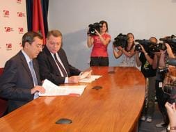 El diputado general de Vizcaya José Luis Bilbao y el presidente de la BBK, Xabier de Irala. / Telepress