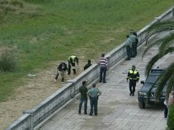 Las Fuerzas de Seguridad recogen muestras tras la primera explosión en Laredo. / Vídeo: Atlas | Foto: Fernando Gómez