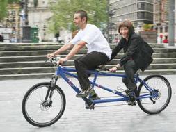 La concejala de Urbanismo y Medio Ambiente, Julia Madrazo, montada en un tándem, durante la presentación del préstamo del alquiler de bicicletas. /Archivo