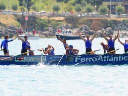 La trainera cántabra de Astillero celebra su triunfo:/ Borja Agudo