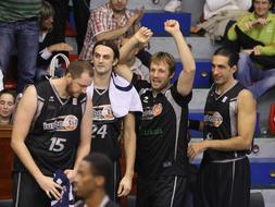 Los jugadores celebran la victoria. /Luis Ángel Gómez