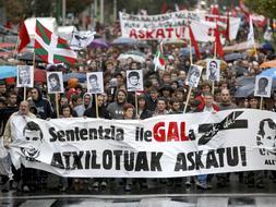 Cientos de personas se han manifestado hoy por las detenciones de jóvenes a los que se acusa de pertenecer a Segi./ EFE