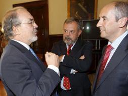 Pedro Solbes charla esta mañana con Pedro Aspiazu (centro) y Josu Erkoreka (derecha)./ Efe