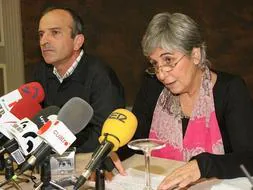 Los representantes abertzales Joxerra Etxebarria y Amparo Lasheras, durante su comparecencia de hoy. /Telepress