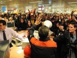 Muchos seguidores han pasado la noche en al calle./ Borja Agudo