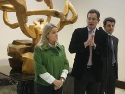 Basagoiti ha estado acompañado por Mari Mar Blanco y Ramón Gómez en su visita al Parlamento. / Iosu Onandia