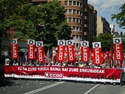 Miles de perosnas, en al manifestación de Bilbao./ Telepress
