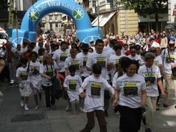 La carrera de cascabeles de Vitoria reivindica la integración de los discapacitados