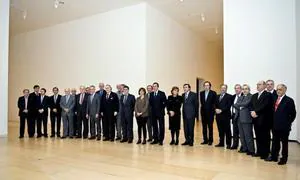 Los miembros del Patronato del Museo Guggenheim posan antes de la reunón celebrada esta tarde en Bilbao./ TELEPRESS