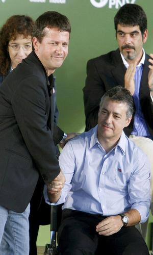 Jokin Bildarratz estrecha la mano de Iñigo Urkullu ante el apluso de la familia nacionalista. / EFE