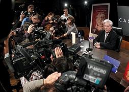 Vargas Llosa, durante la rueda de prensa de hoy./ Efe