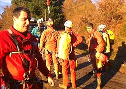 Parte del equipo de rescate en la sima de Galdames. /Luis Calabor