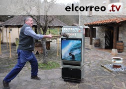 Un hostelero de Otxandio rompe a mazazos la máquina de tabaco de su sidrería