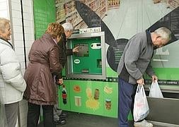 Los clientes, haciendo sus compras./ R. Gutiérrez
